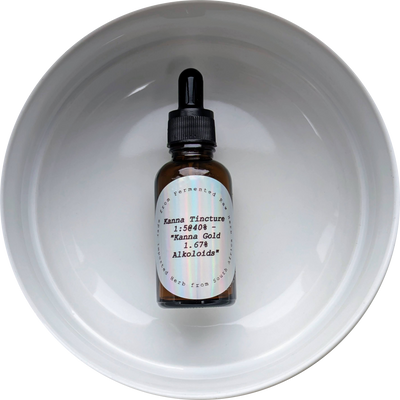 Kanna Gold Tincture – 1:5 extract of fermented Sceletium tortuosum with 1.67% alkaloids and 78% mesembrine, in amber glass bottle